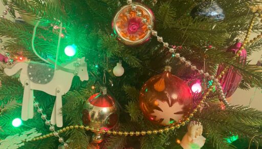 Специалисты МЧС дали тюменцам советы, как выбрать ёлочную гирлянду