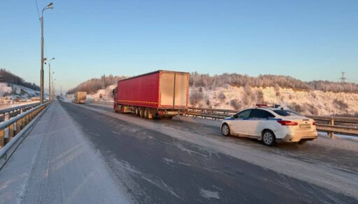 Тюменские инспекторы ГИБДД в морозы помогают замерзающим водителям
