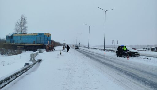 В Тюмени водитель "Ниссана" на ж\д переезде врезалась в тепловоз