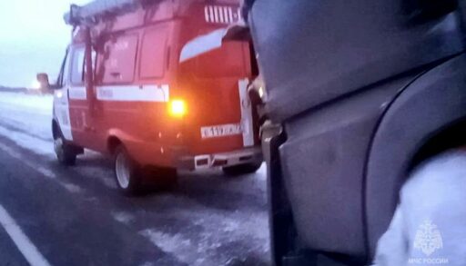 За сутки на тюменских трассах спасатели МЧС пришли на помощь трем замерзающим водителям