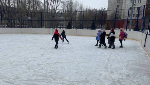В Тюмени начали заливать городские катки и горки