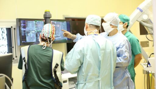 Тюменские нейрохирурги провели сложную операцию 90-летнему пациенту из Хабаровска