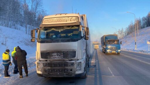 Тюменские инспекторы ГИБДД спасли замерзающего дальнобойщика на трассе под Тобольском