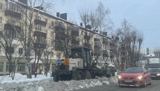 После морозов с улиц города активно вывозят снег