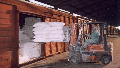 В Тюменской области аграрии закупают удобрения для будущей посевной