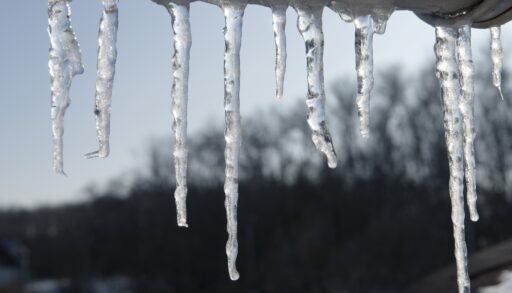 Тюменским УК напомнили об уголовной ответственности за неубранные сосульки