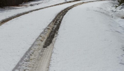 Дорожники круглосуточно ведут уборку тюменских трасс от снега