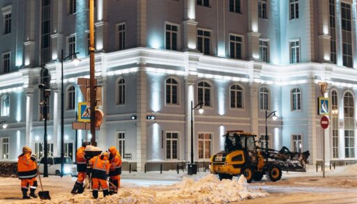 В Тюмени при уборке снега использование соли свели к минимуму