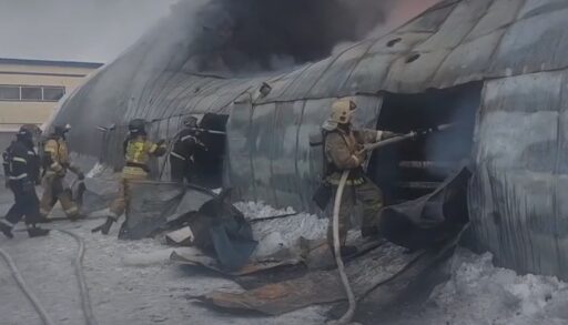 В Тюмени загорелся ангар площадью более 500 кв.м.