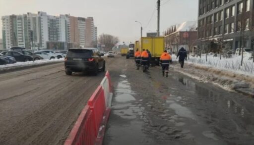 В центре Тюмени из-за коммунального ЧП затопило улицу