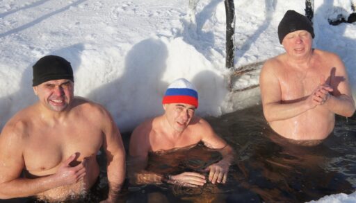 "В воде греемся": тюменские моржи провели тренировку в 33-градусный мороз