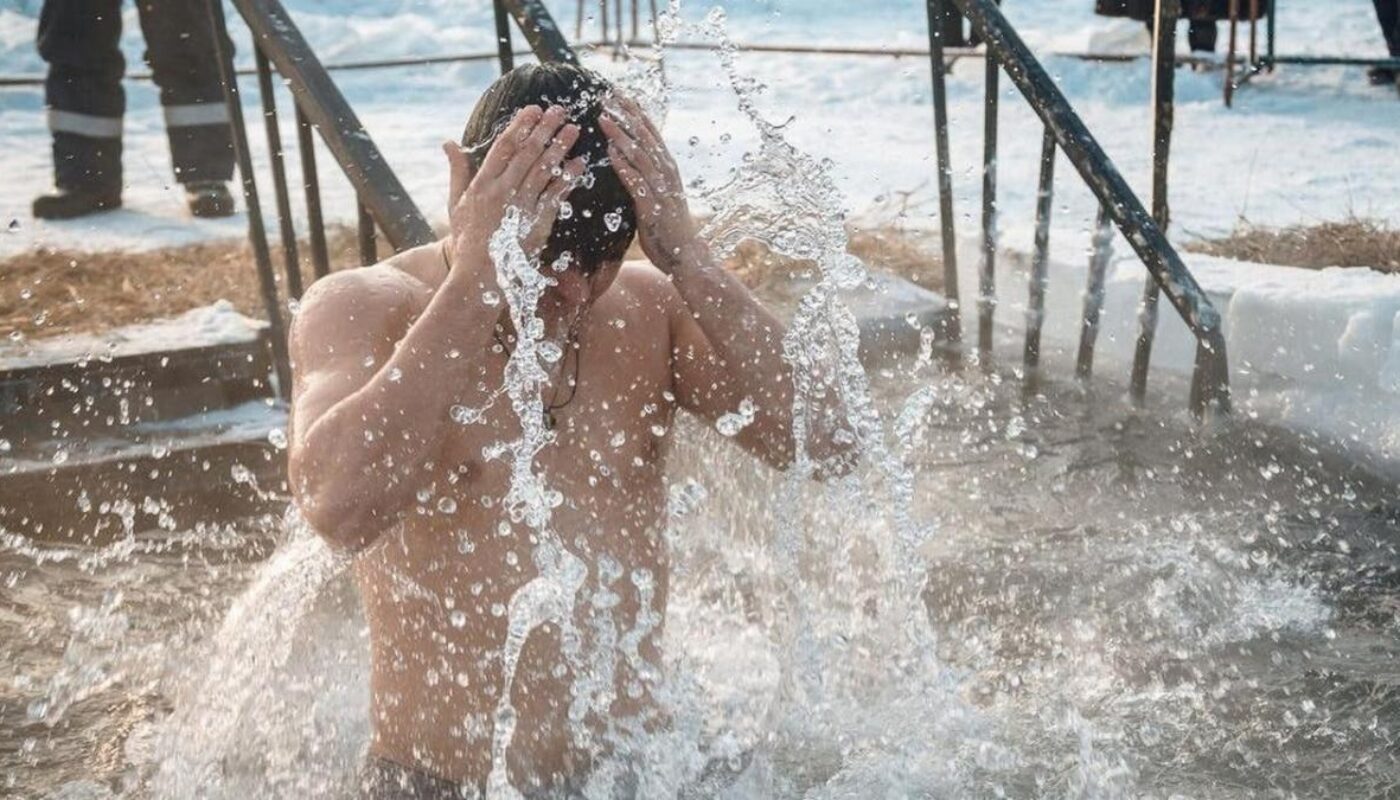 Крещение: как правильно окунаться в прорубь и кому этого делать нельзя