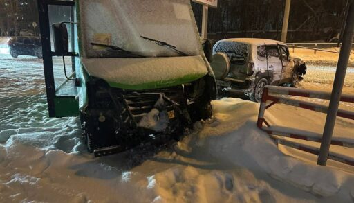 В Тюмени пьяный 17-летний подросток на "Ниве" врезался в автобус