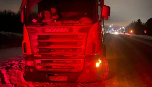 Тюменские инспекторы ГИБДД спасли на трассе замерзающего дальнобойщика