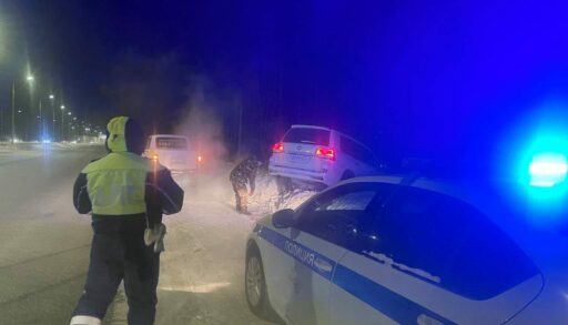 На трассе Тюмень - Омск инспекторы ГИБДД помогли двум замерзающим водителям