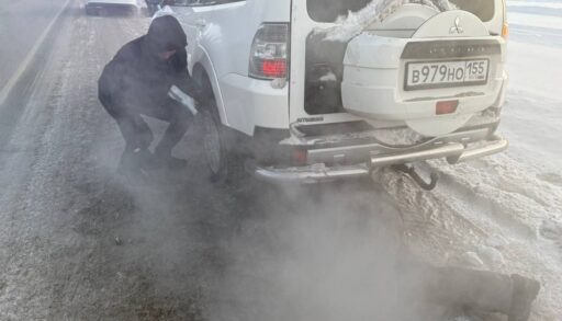 Инспекторы ГИБДД на трассе Тюмень - Омск помогли замерзающему вахтовику