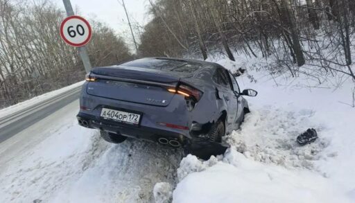 ДТП в Тюмени: от удара две иномарки отбросило в кювет