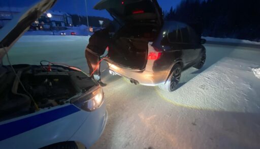 Тюменские инспекторы ГИБДД в морозы помогают водителям