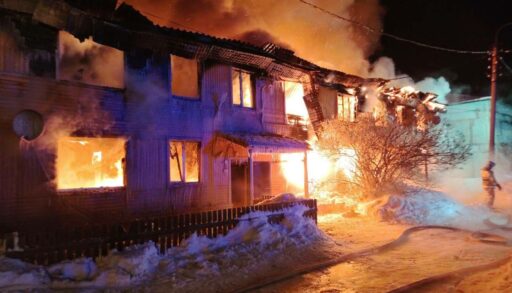 Ночью из горящего дома в Тобольском районе эвакуировали жильцов