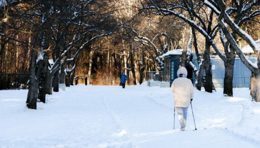 Гастроэнтеролог советует: простая прогулка после еды избавит от изжоги