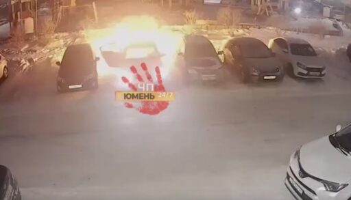 В тюменском дворе на парковке взорвалась машина. Пострадал водитель и его 11-летняя дочь