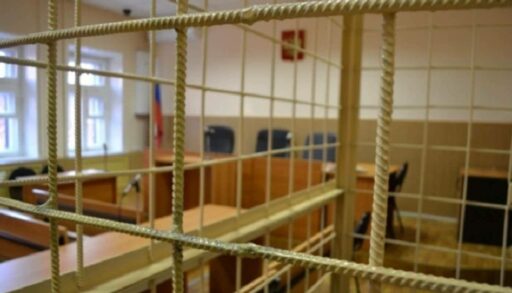 Сбежавшего из зала суда насильника школьницы задержали на балконе дома