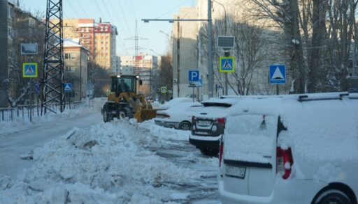 Мэр Тюмени лично проконтролировал уборку снега во дворах