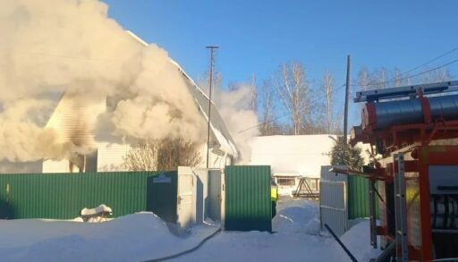 Из горящего дома в селе под Тюменью спасли двоих человек
