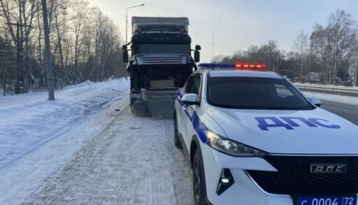 Тюменские автоинспекторы помогли в морозы троим водителям на трассах