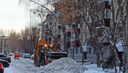 Тюменцам объяснили, когда почистят их двор