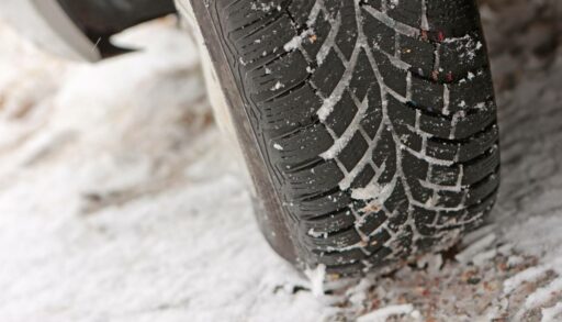 Тюменцы жалуются на грузовик, который заливает дорогу мазутом
