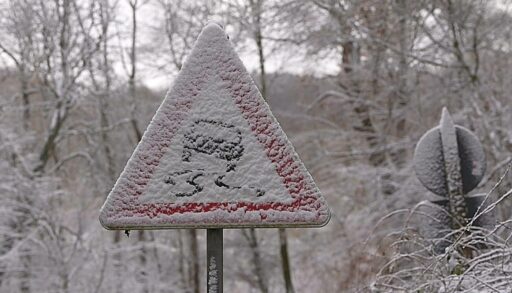 В снегопады в Тюменской области вырос спрос на эвакуацию большегрузов