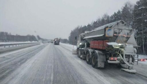 В снегопад тюменские трассы чистят более 300 единиц техники