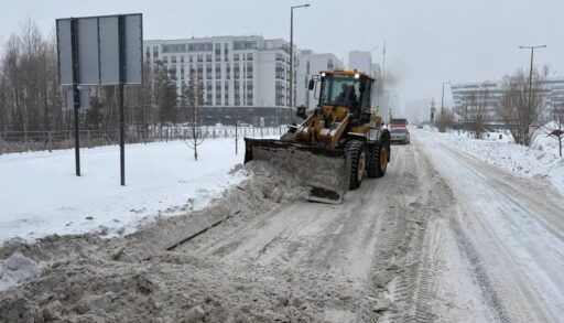 Непростая зима: с тюменских улиц уже вывезли почти 3 млн кубометров снега