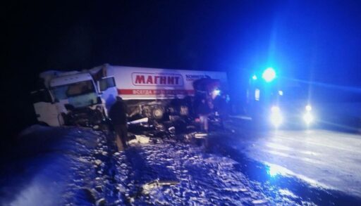 На трассе Тюмень - Ханты-Мансийск произошло массовое ДТП с двумя грузовиками и легковушкой