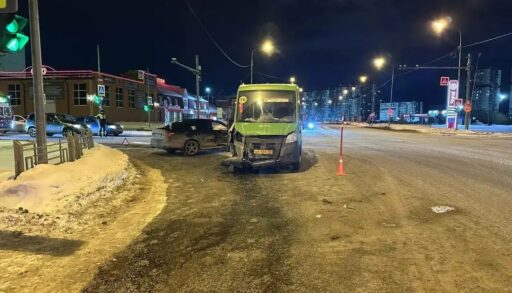 В Тюмени молодой водитель врезался в автобус с пассажирами
