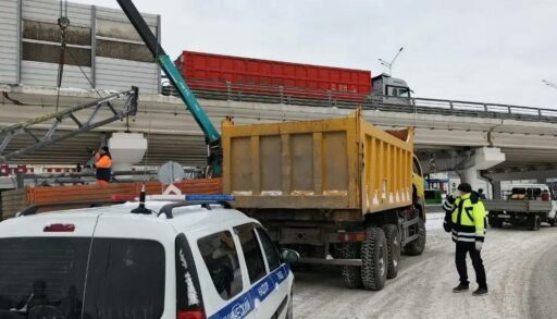 В Тюмени мусоровоз снес трос с дублирующими дорожными знаками