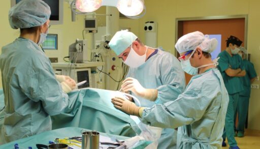 Тюменские нейрохирурги провели операцию пациентке с редким диагнозом