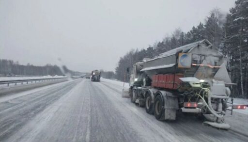 Дорожники ликвидируют последствия снегопадов на тюменских трассах