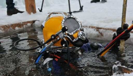 Тюменские спасатели проводят учения по водолазным работам в зимний сезон