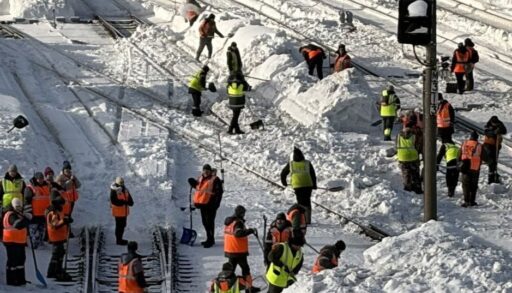 Со станций СвЖД вывезли 800 тысяч кубометров снега