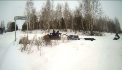 В лесу под Ишимом сотрудники ТОСЭР спасли застрявшую семью на мотобуксировщике