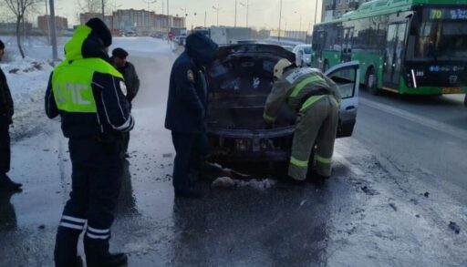 Сотрудники тюменского водоканала потушили горящий автомобиль
