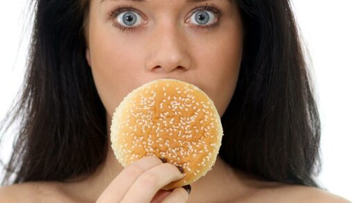 женщина ест