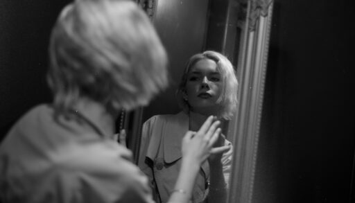 женщина у зеркала