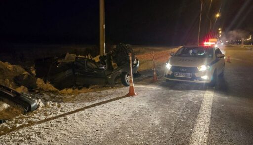 Смертельное ДТП на тюменской трассе: водитель легковушки врезался в опору освещения