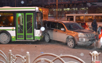 В центре Тюмени произошло смертельное ДТП с участием пяти машин и автобуса: комментарии очевидцев