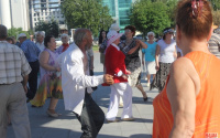 А ваша бабушка танцует? Фоторепортаж НАШЕЙ: как тюменские пенсионеры зажигают на Цветном бульваре