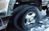 В Тобольске хулиганы снова сожгли машину депутата. На этот раз пострадал внедорожник коммуниста Николая Полуянова 