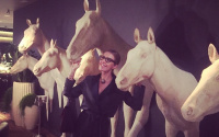 Ксения Собчак посмеялась над своей внешностью: сфотографировалась с лошадьми и подписала снимок «С семьей»